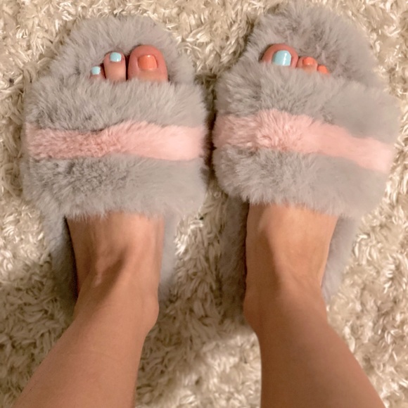 Slippers and slides - Picture 3 of 3